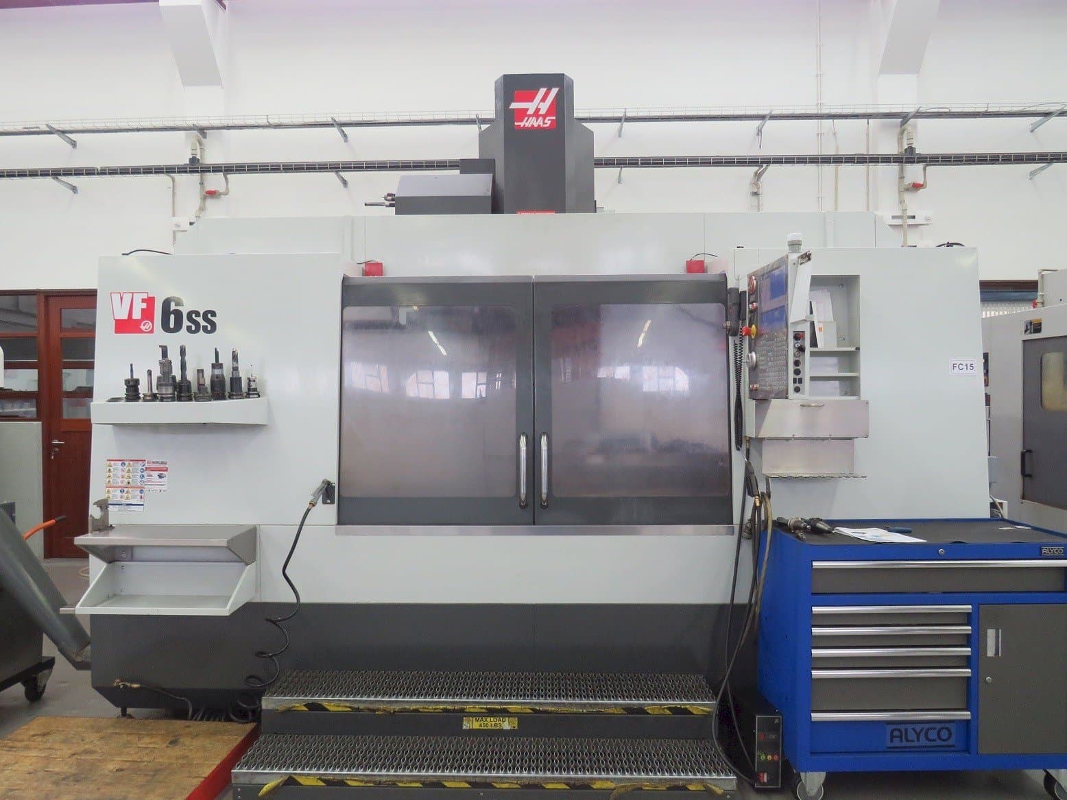 Vista frontal de la máquina HAAS VF-6SS