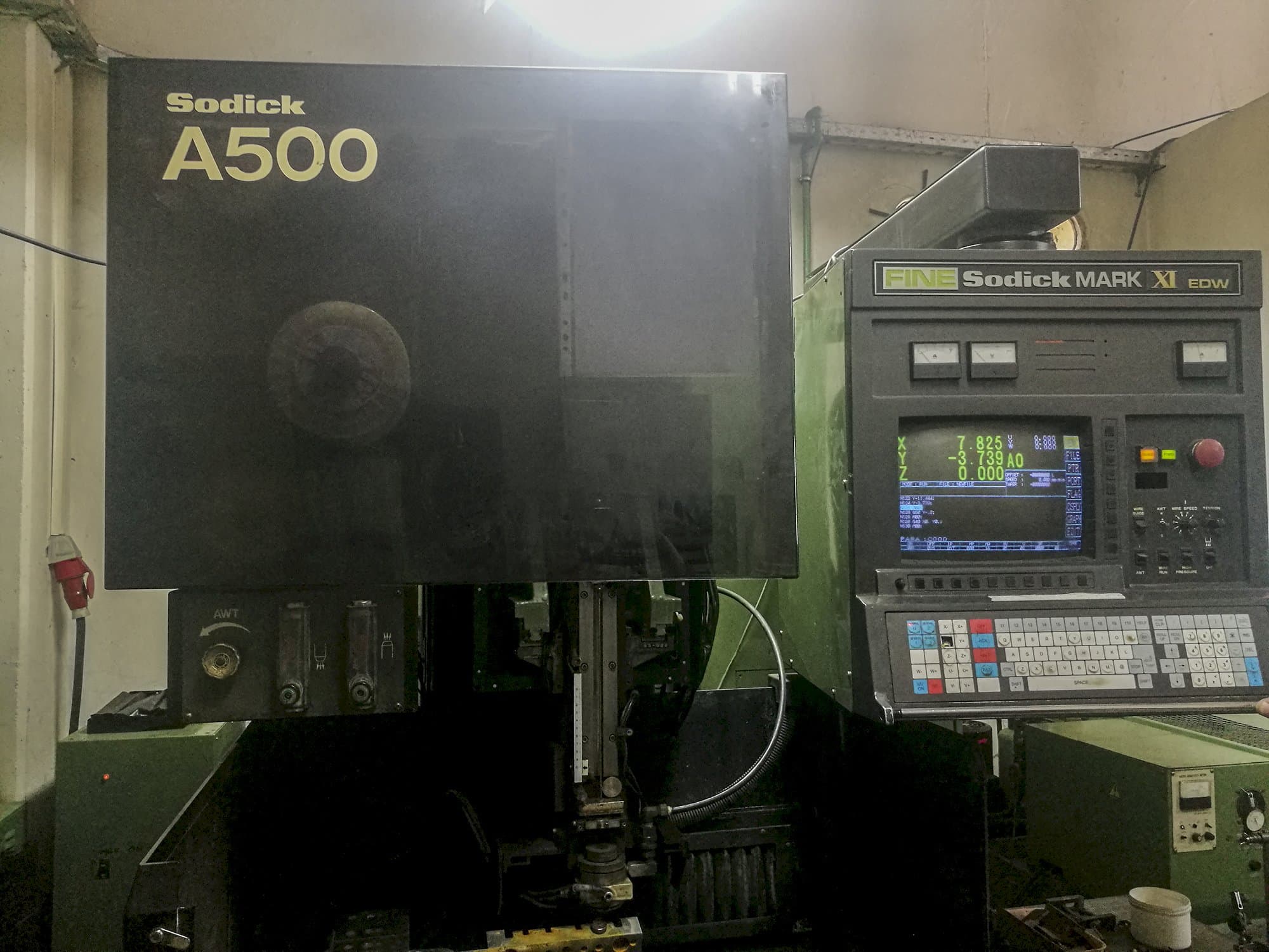 Vista frontal de la máquina Sodick A500