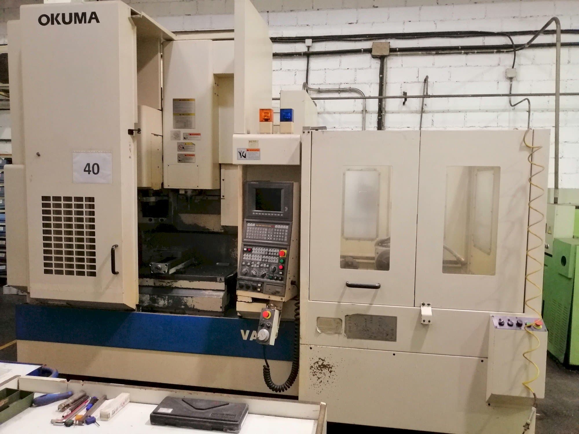 Vista frontal de la máquina Okuma 45VAE