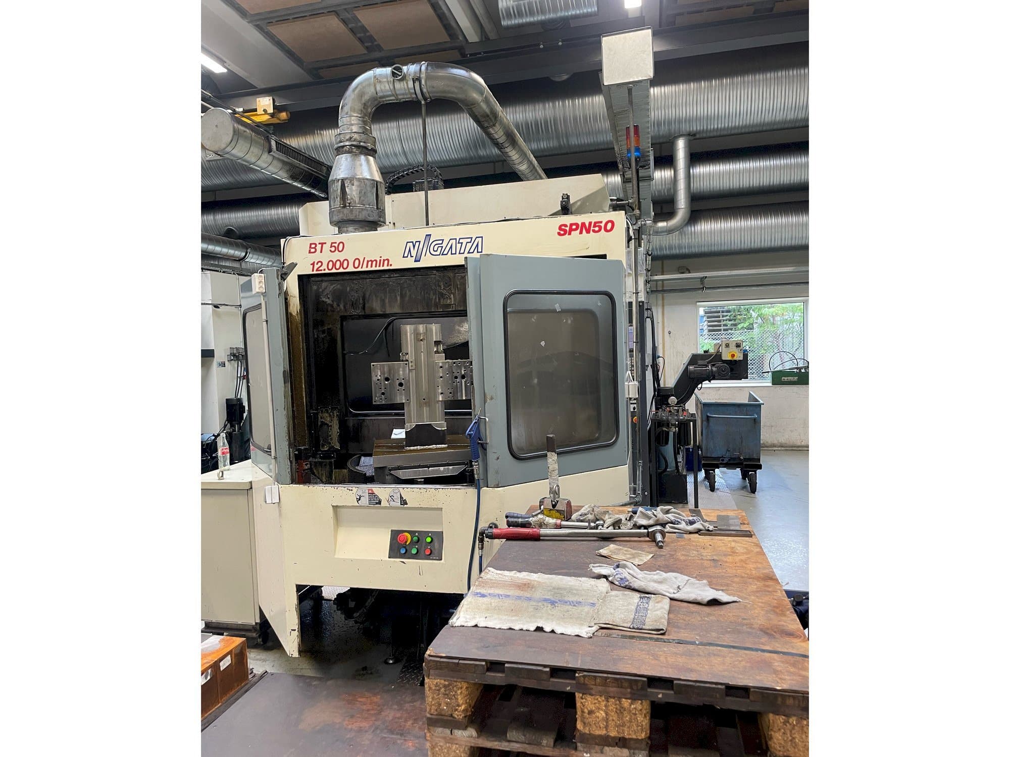 Vista frontal de la máquina Niigata SPN 50