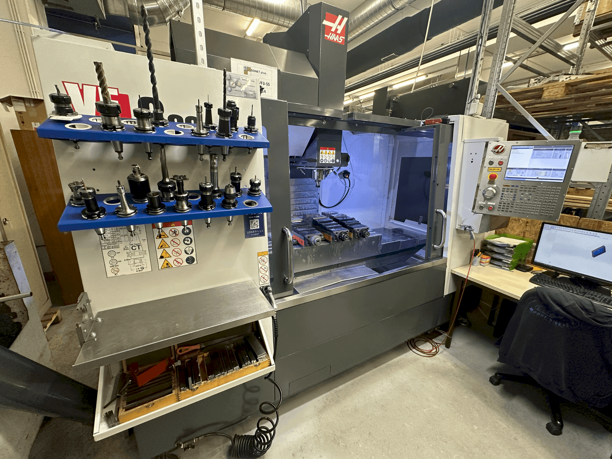 Vista frontal de la máquina HAAS VF-3SS