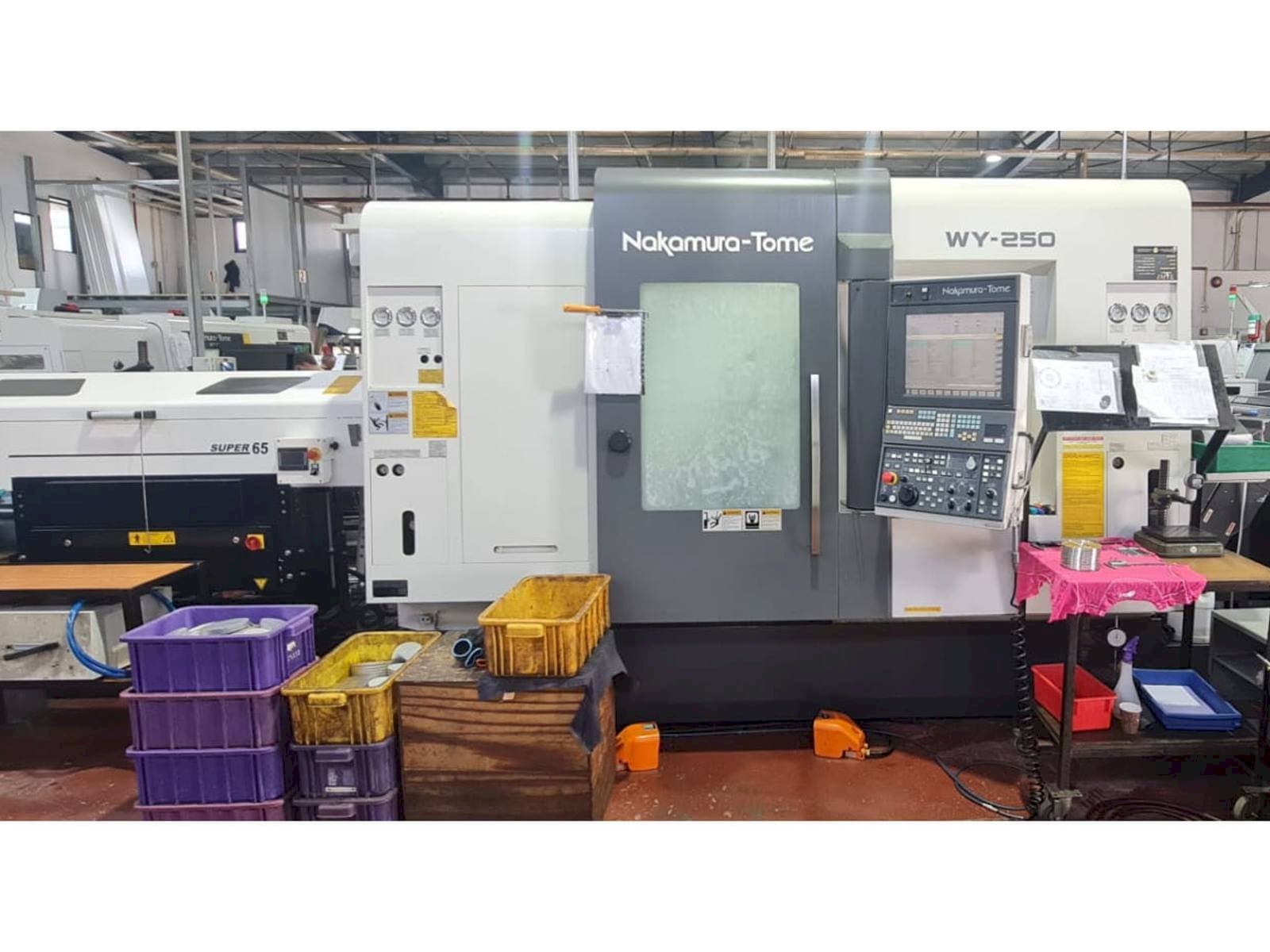 Vista frontal de la máquina NAKAMURA-TOME WY 250