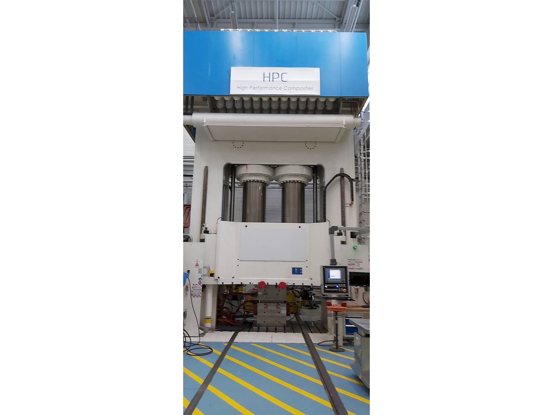 Vista frontal de la máquina Dieffenbacher 2500 Ton