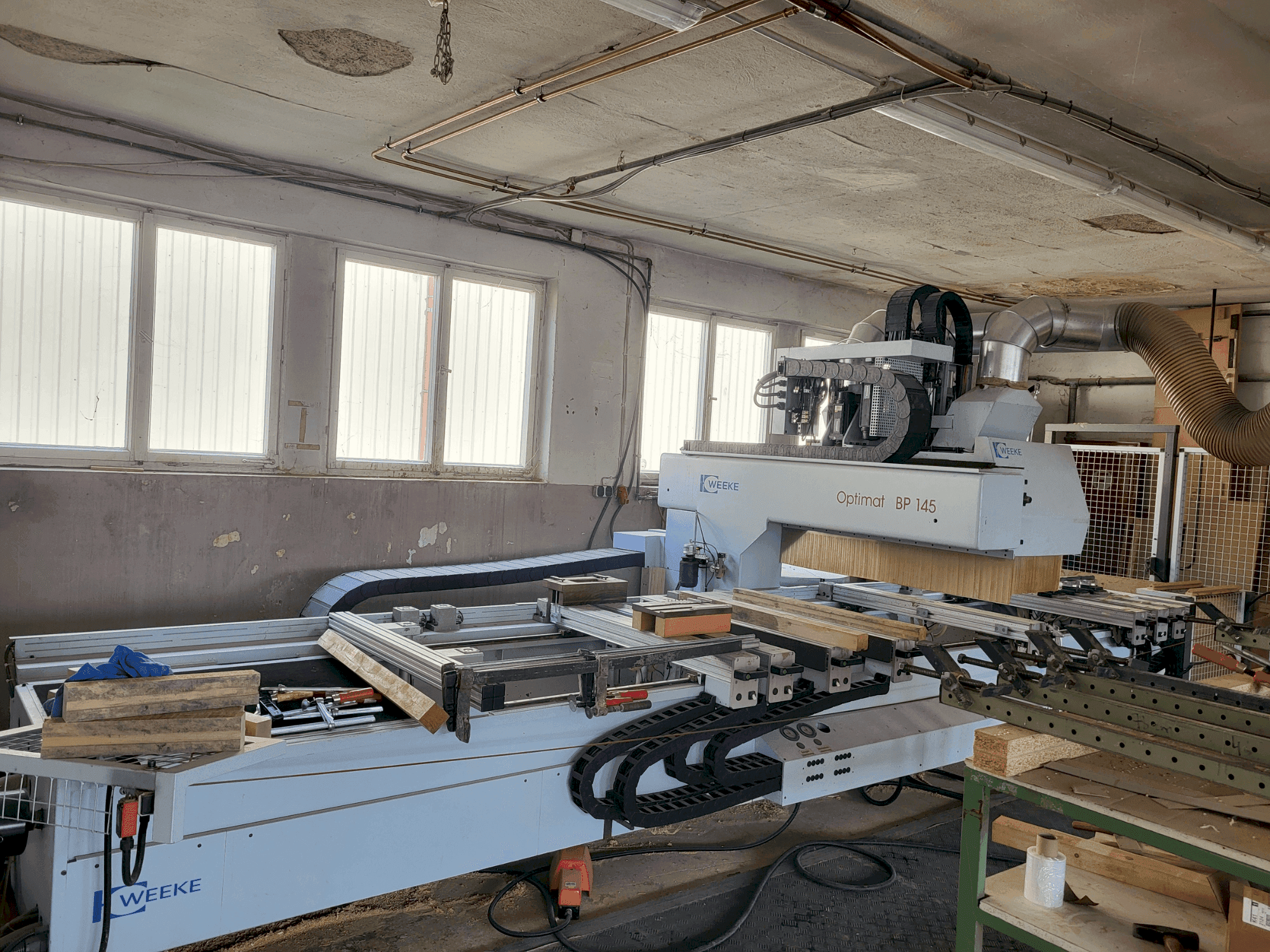 Vista frontal de la máquina Weeke Optimat BP145
