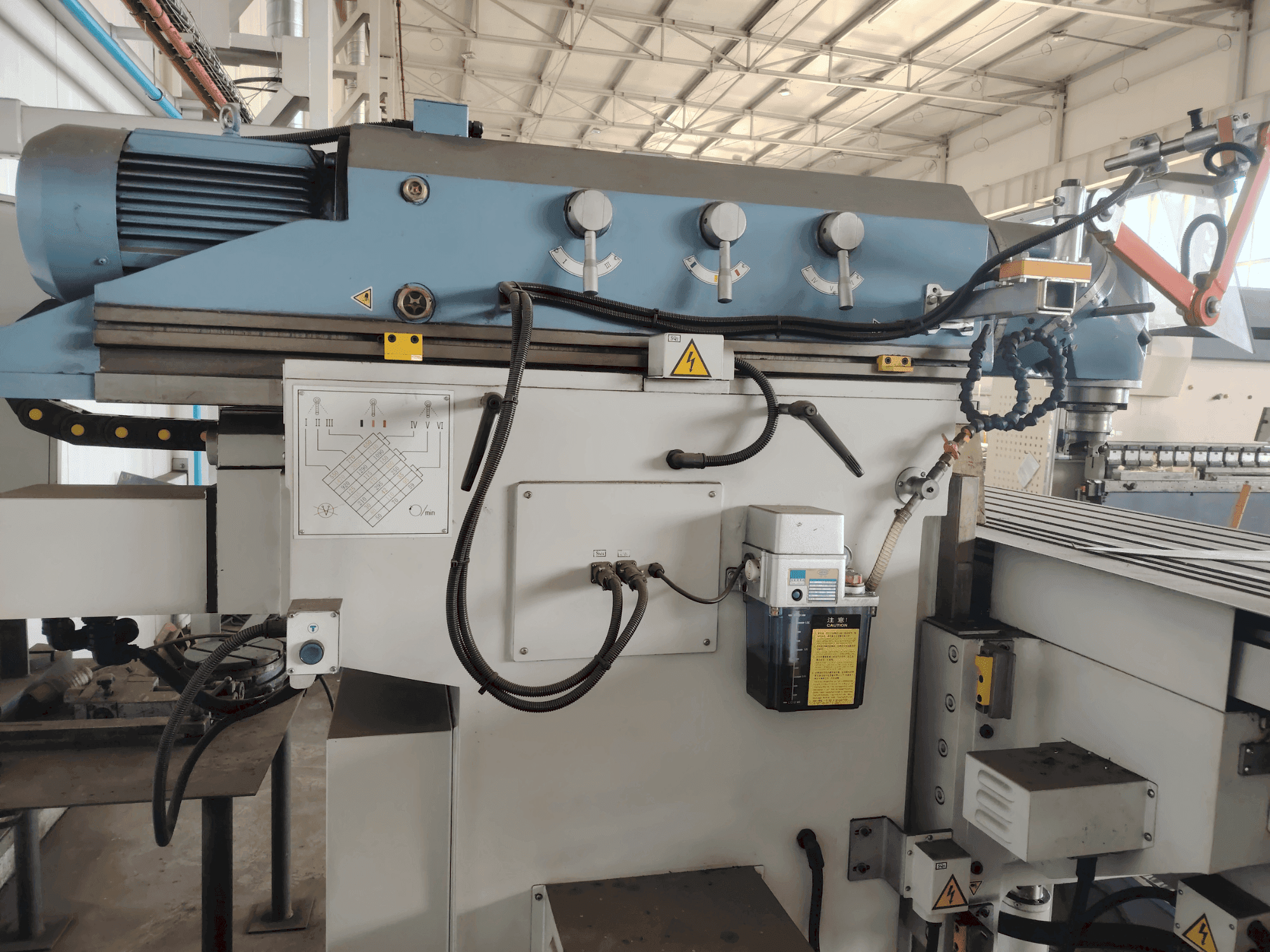 Vista frontal de la máquina Bernardo Variomill FU 2000E Servo