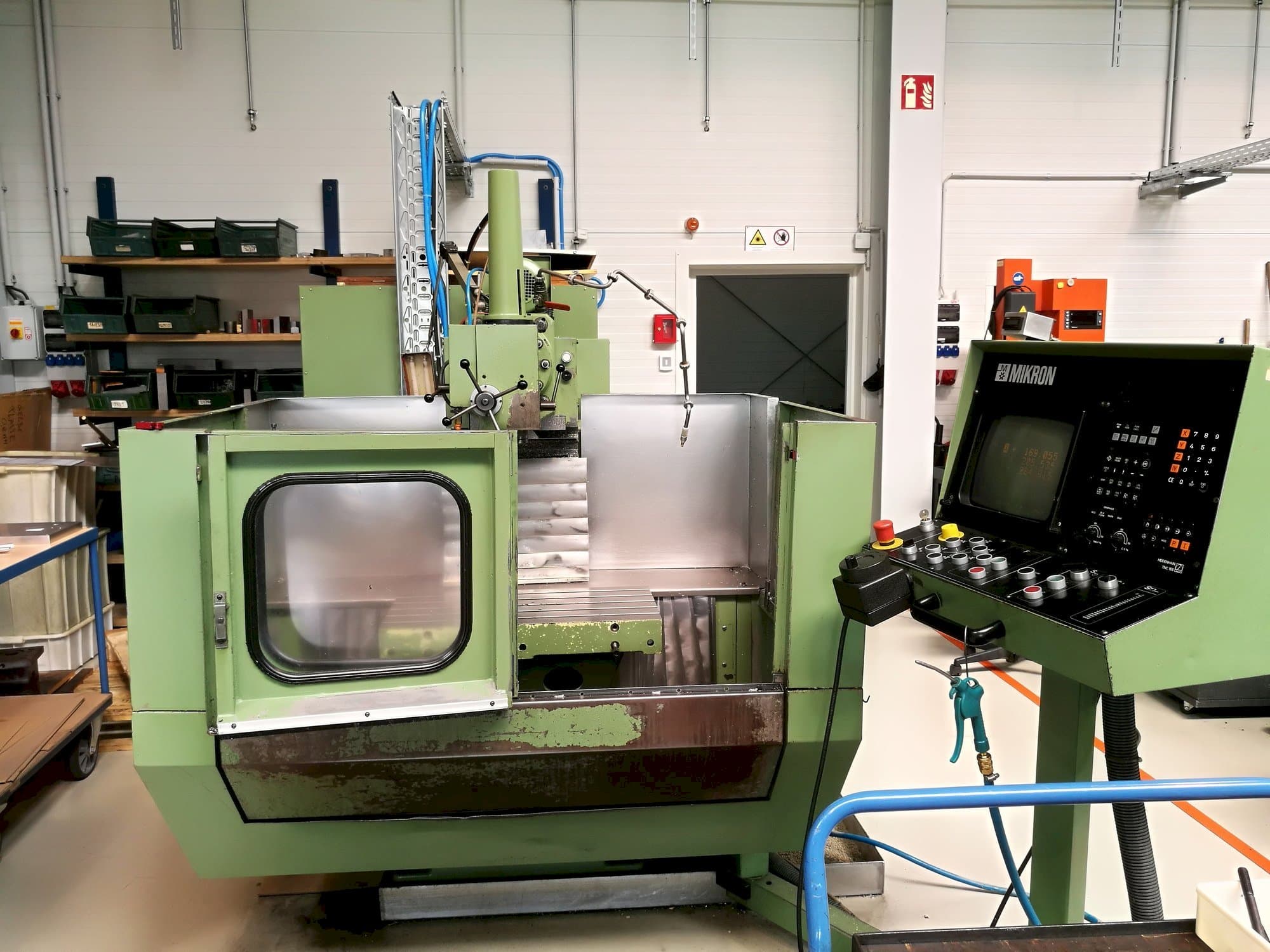 Vista frontal de la máquina MIKRON WF 21 C