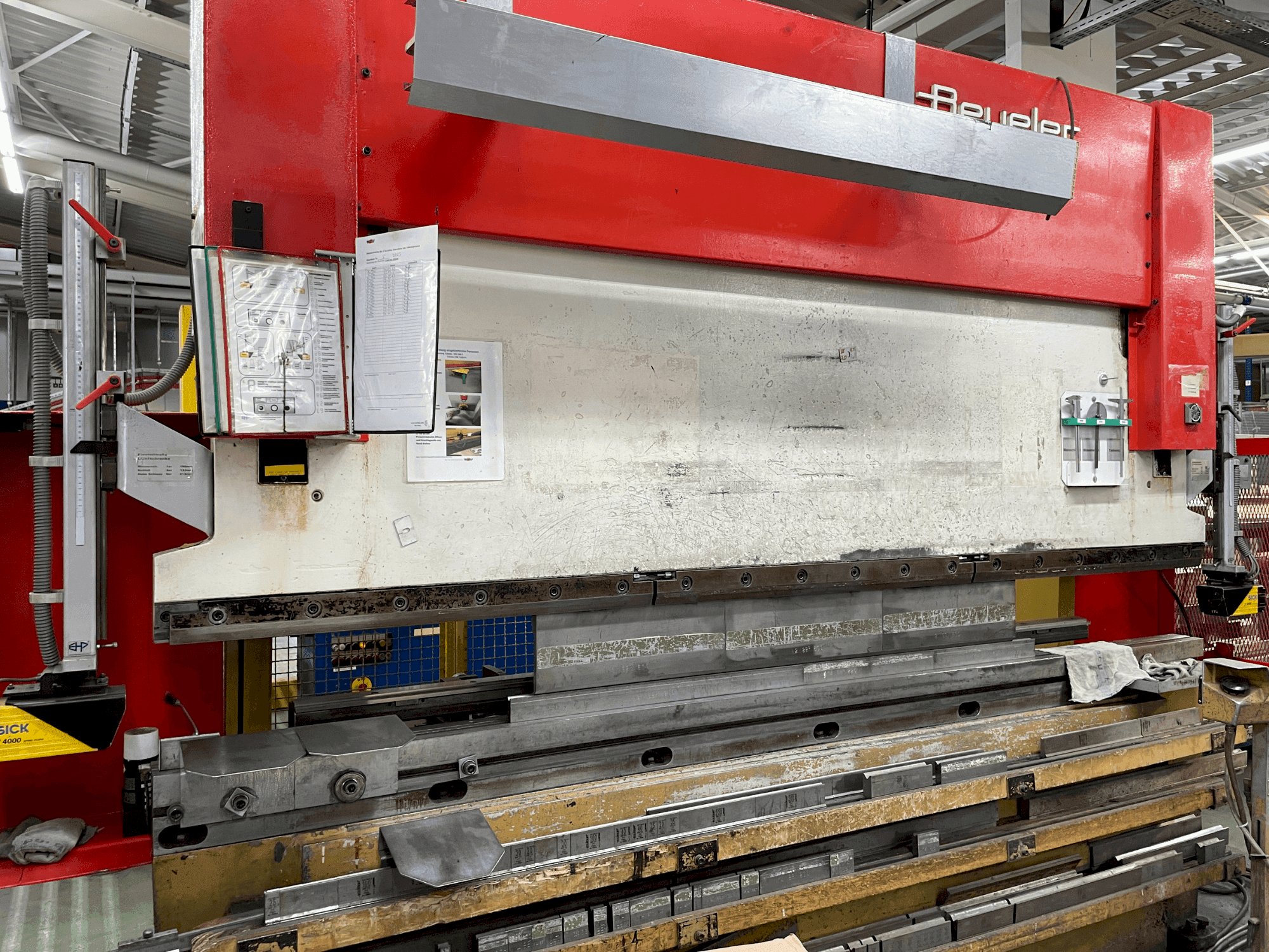 Vista frontal de la máquina BEYELER RT 125 x 3100