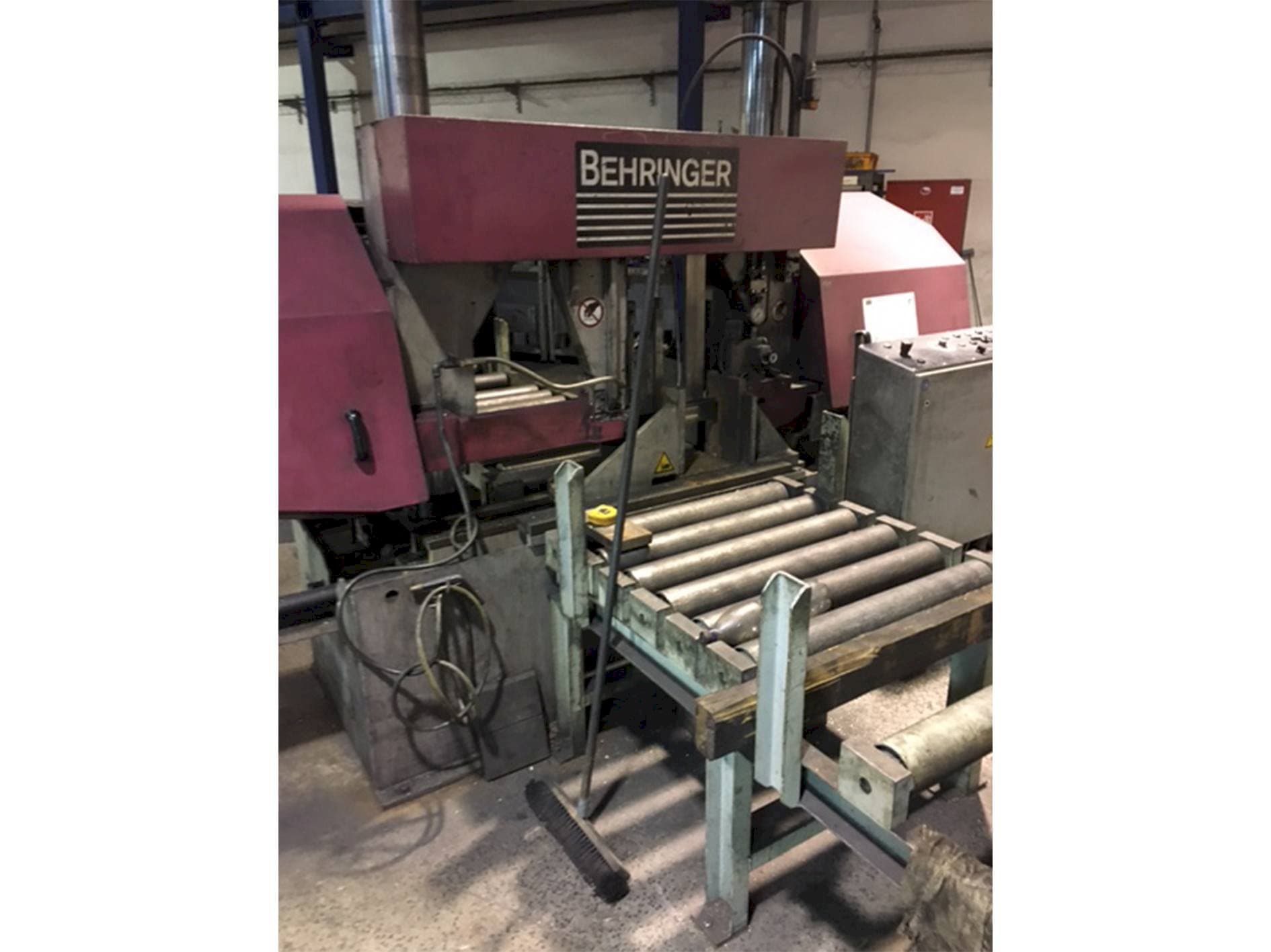 Vista frontal de la máquina Behringer HBP 530