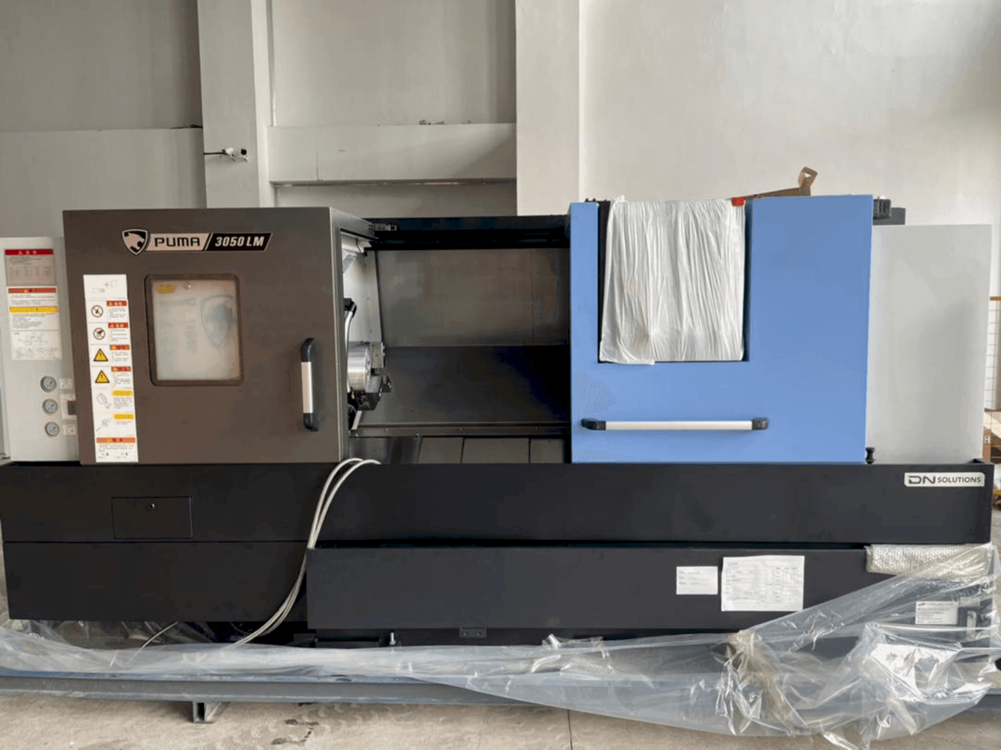 Vista frontal de la máquina DOOSAN PUMA 3050 LM