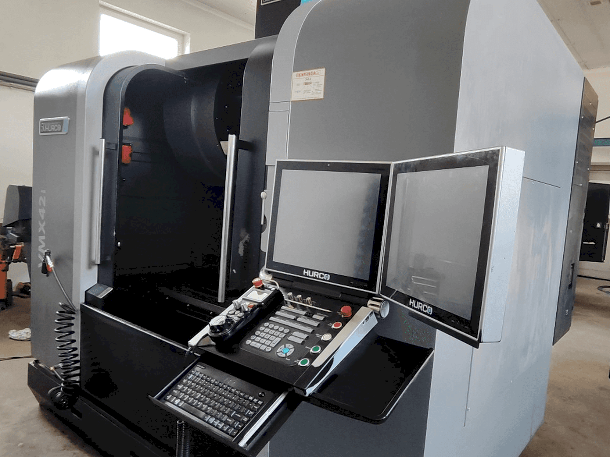 Vista frontal de la máquina Hurco VMX 42i (2018)