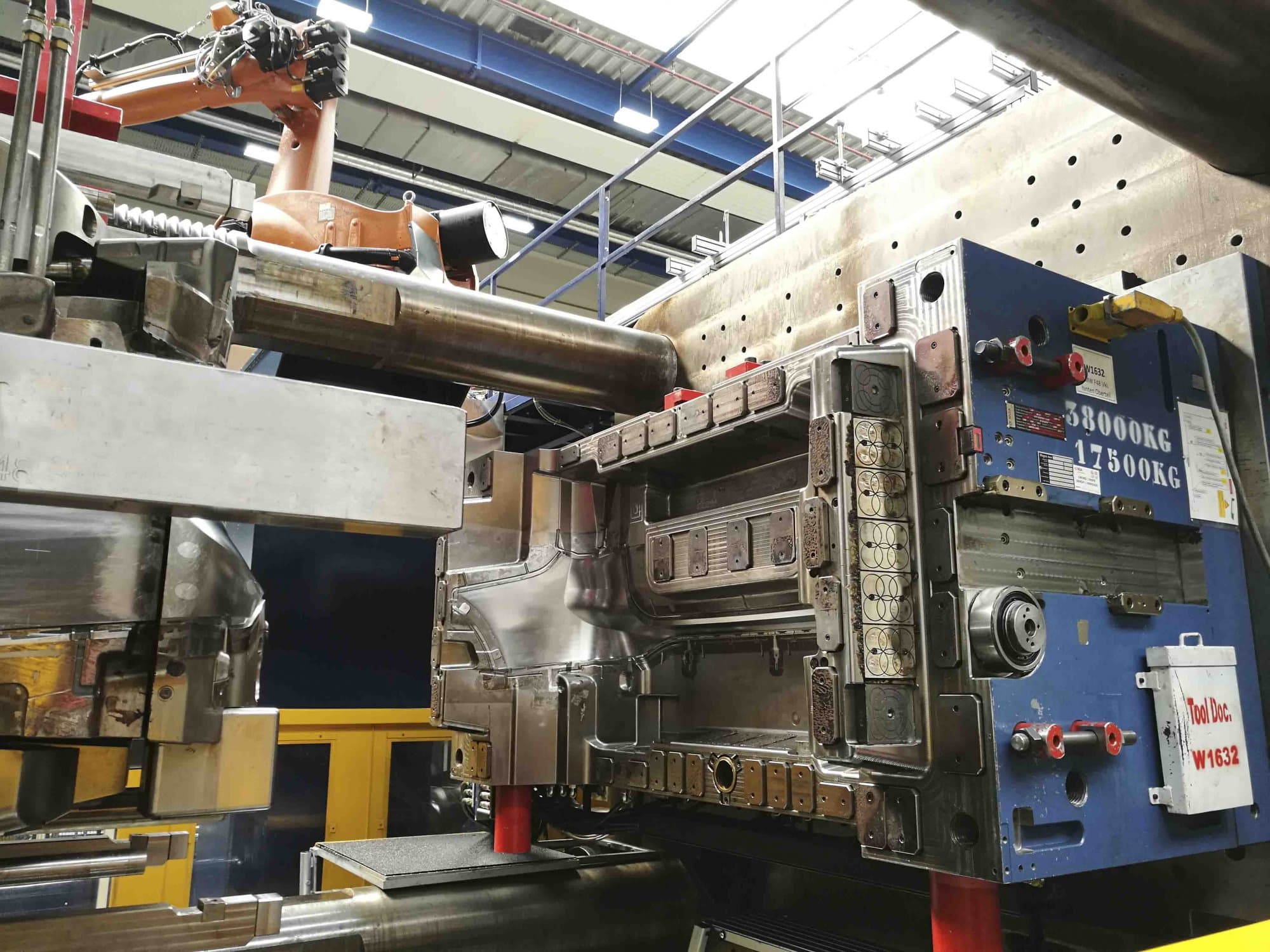 Vista frontal 1 de la máquina Husky E 3650 RS 170/155