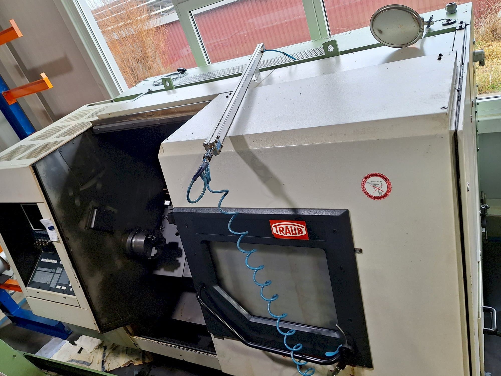 Vista frontal de la máquina TRAUB TND 400