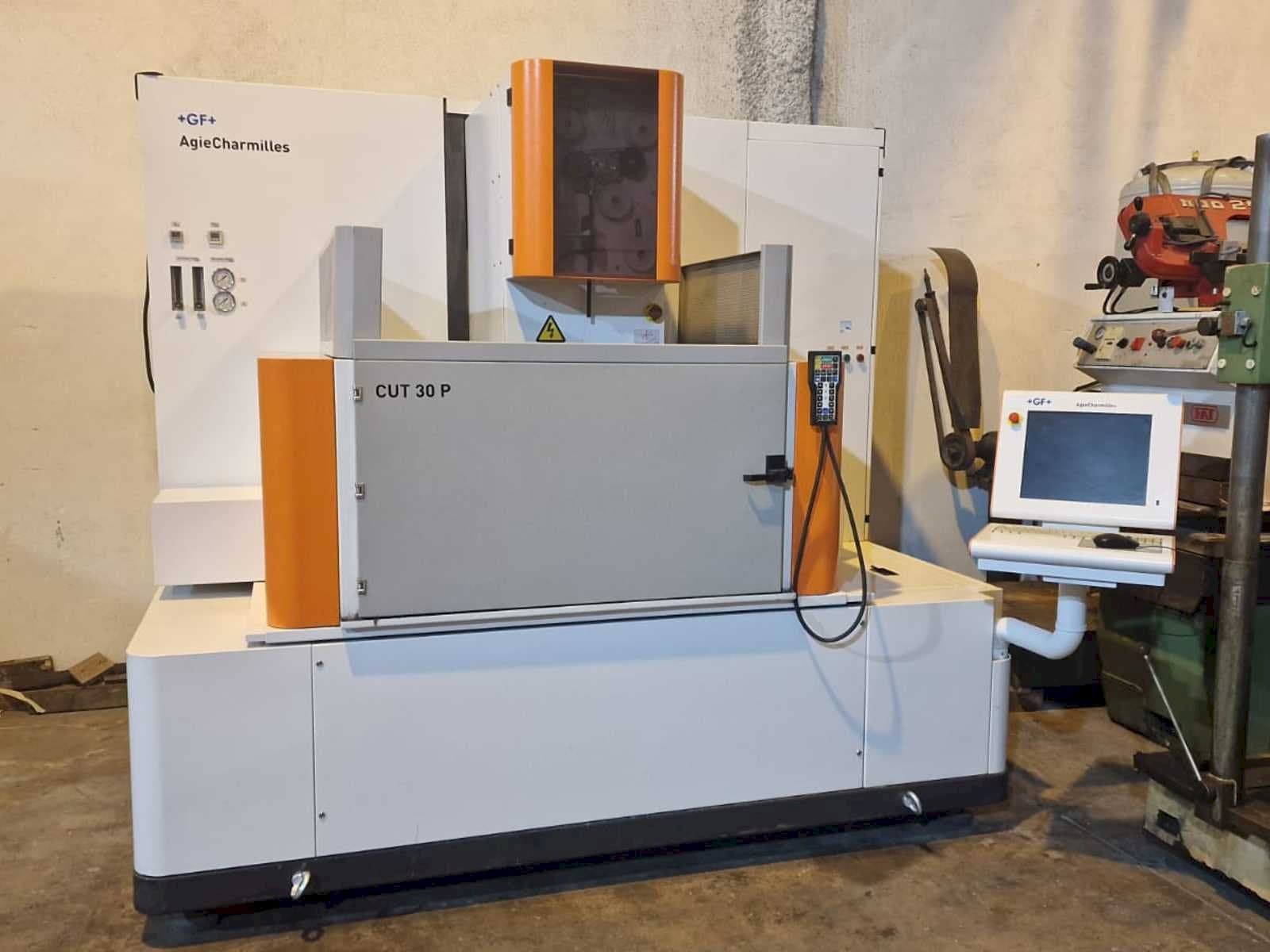 Vista frontal de la máquina AgieCharmilles CUT 30P