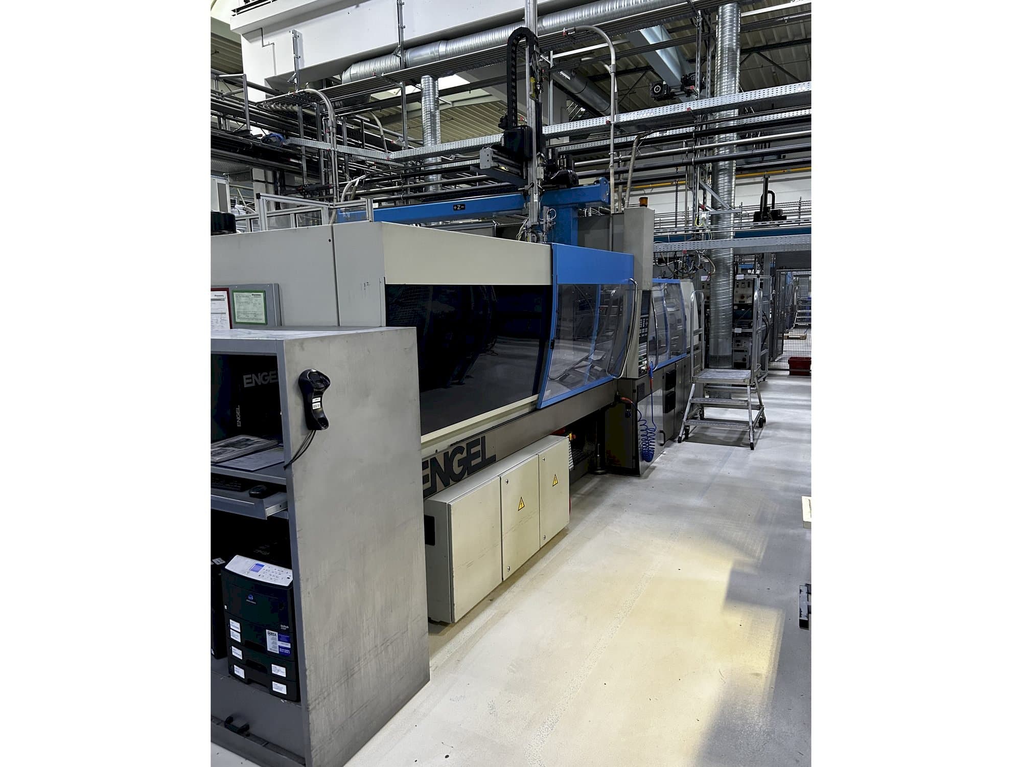 Vista lateral izquierda de la máquina Engel VICTORY 1050/220