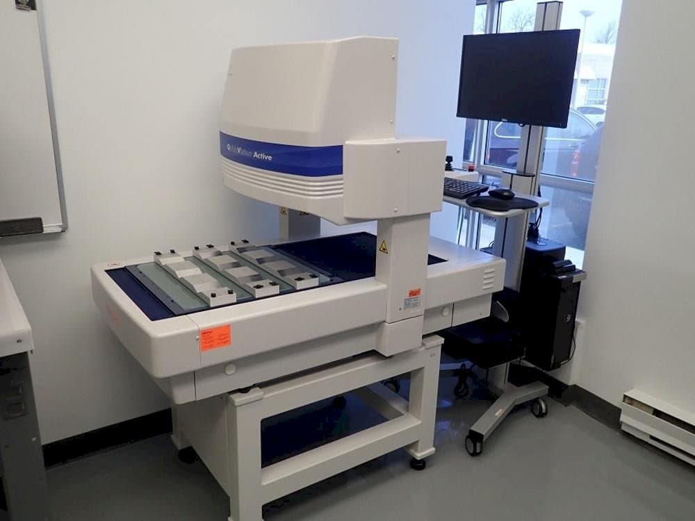 Vista frontal de la máquina Mitutoyo QV-L404Z1L-D