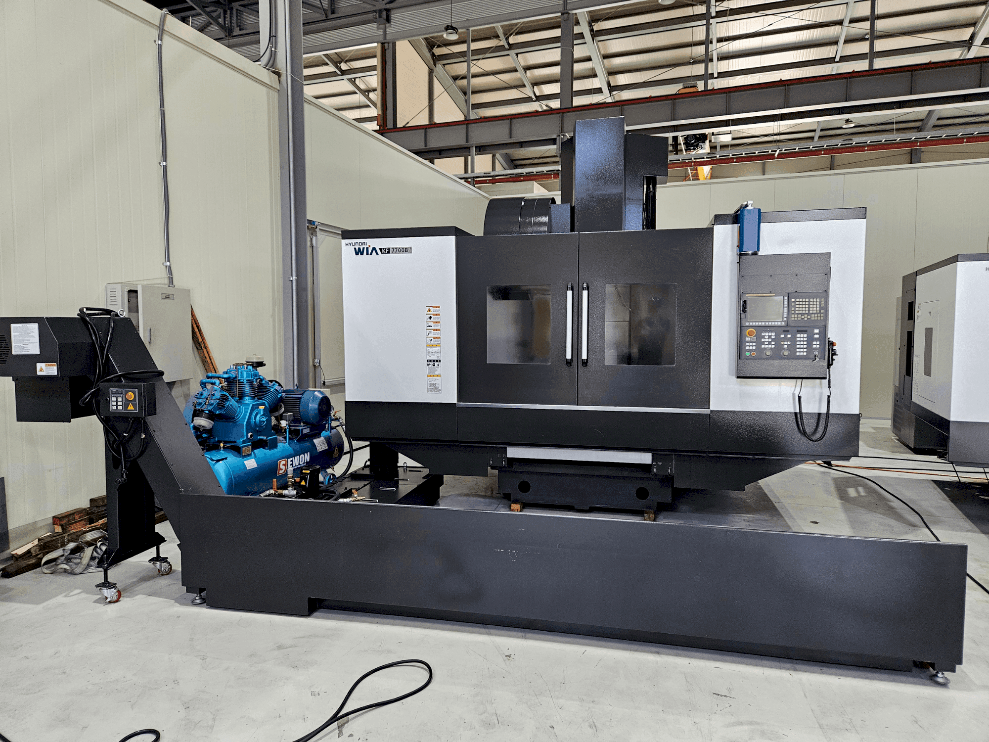 Vista frontal de la máquina Hyundai Wia WIA KF 7700 B