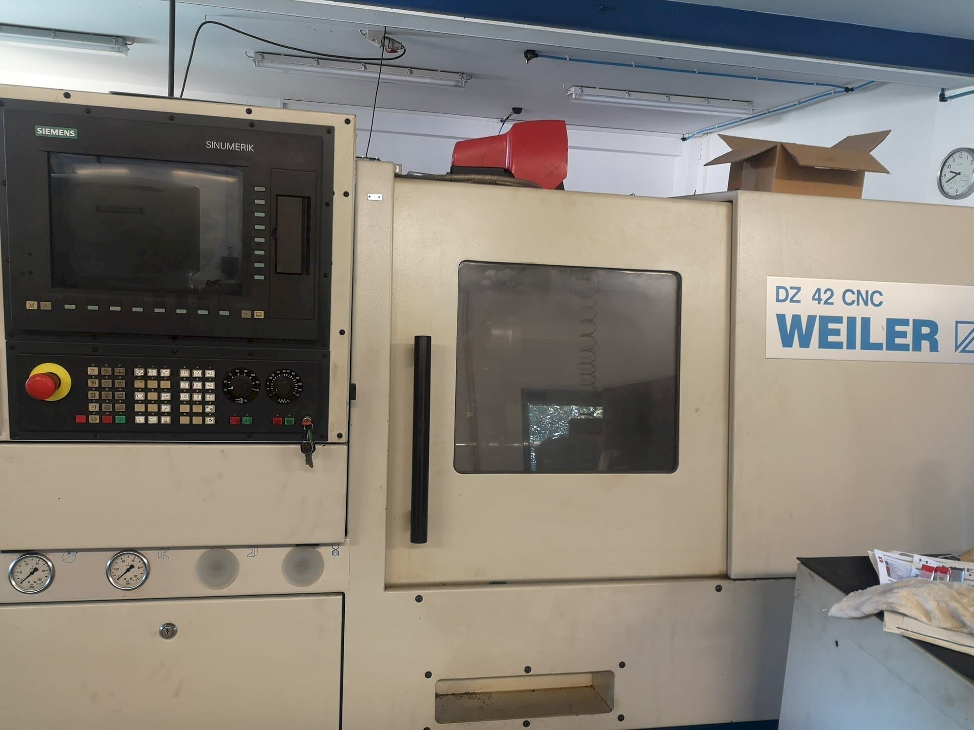 Vista frontal de la máquina Weiler DZ 42