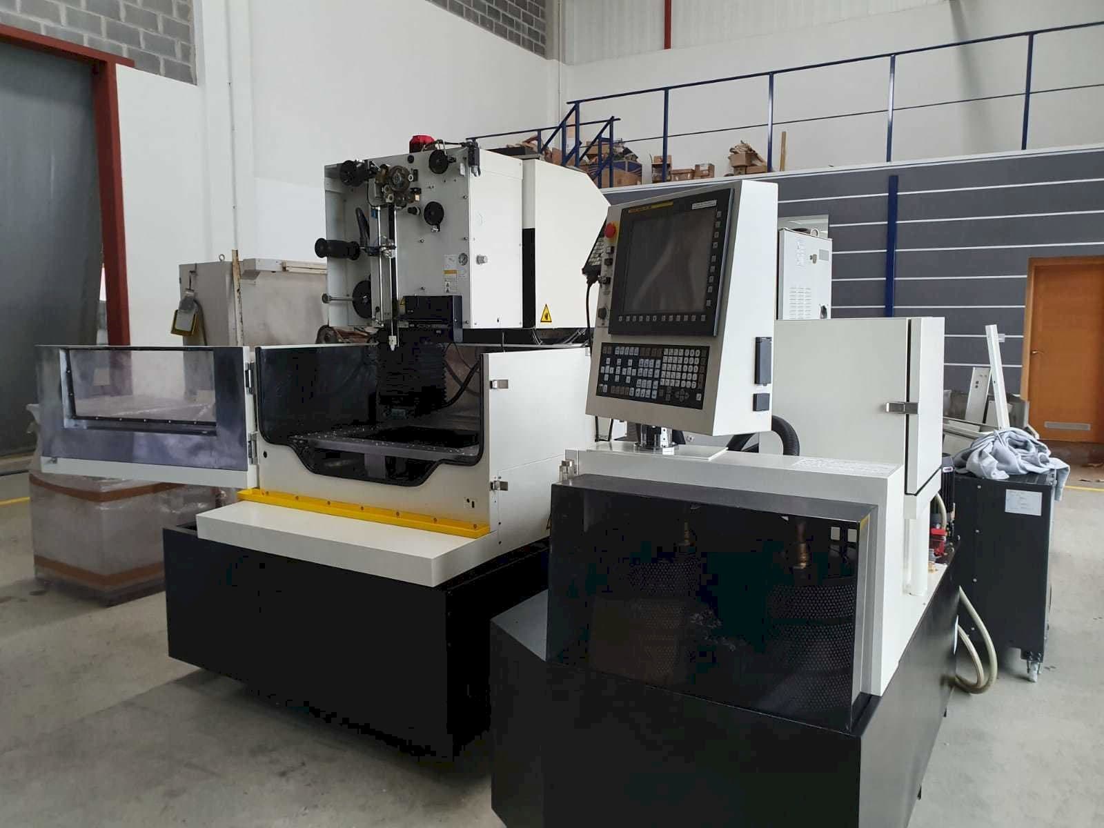 Vista frontal de la máquina FANUC Robocut α-1iE