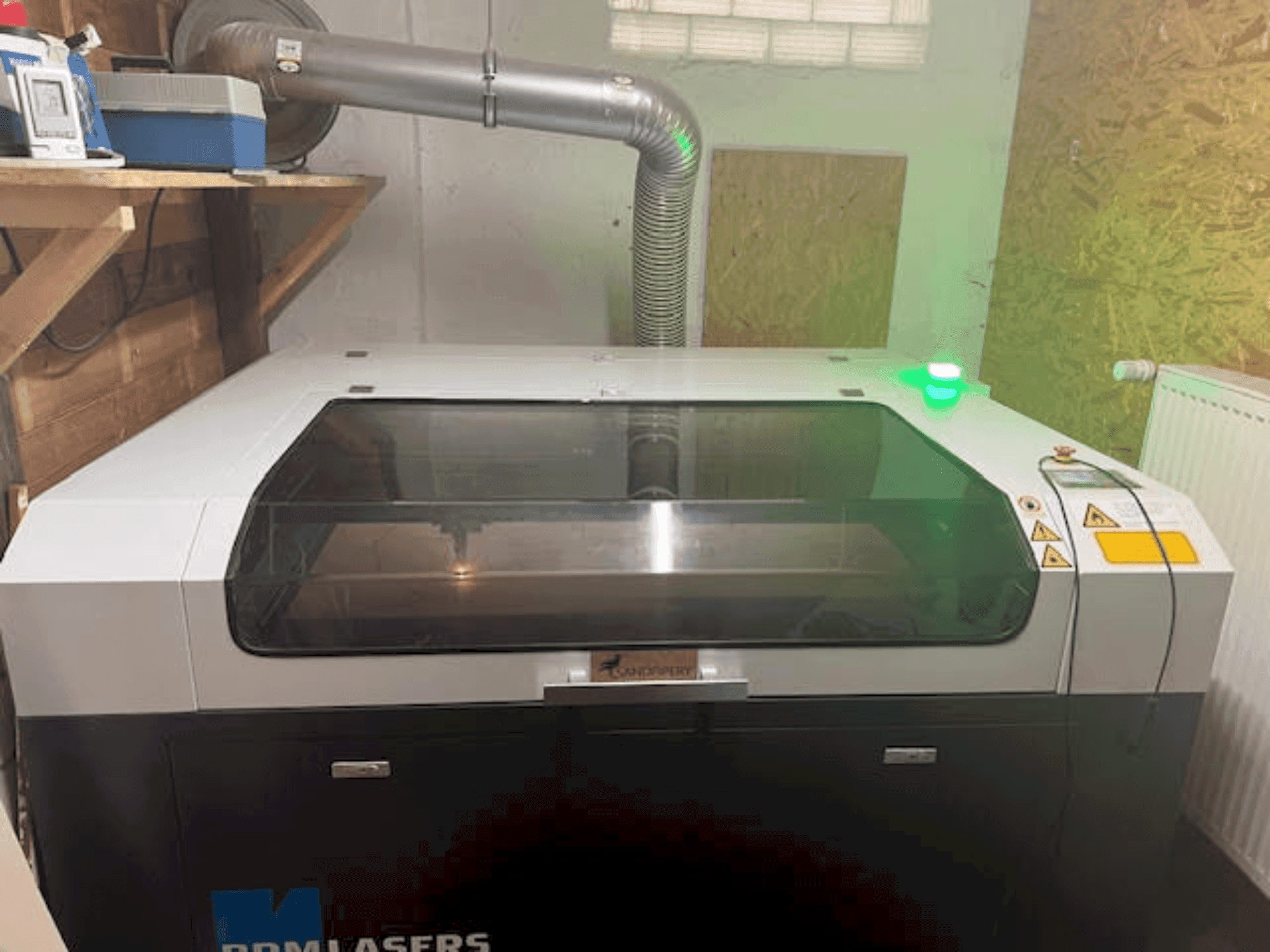 Vista frontal de la máquina BRM Lasers 90130 - 100 Watt CO2