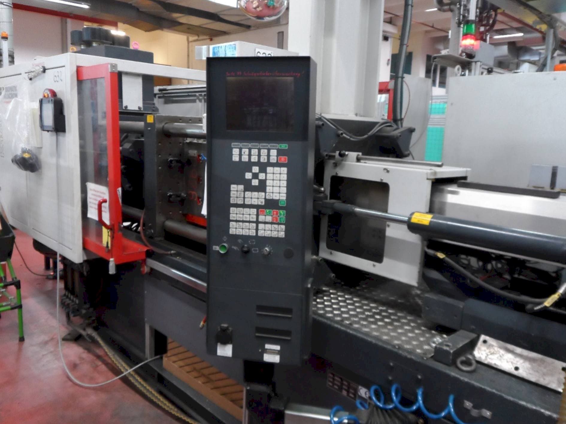 Vista frontal de la máquina FERROMATIK MILACRON K-Tec 160S