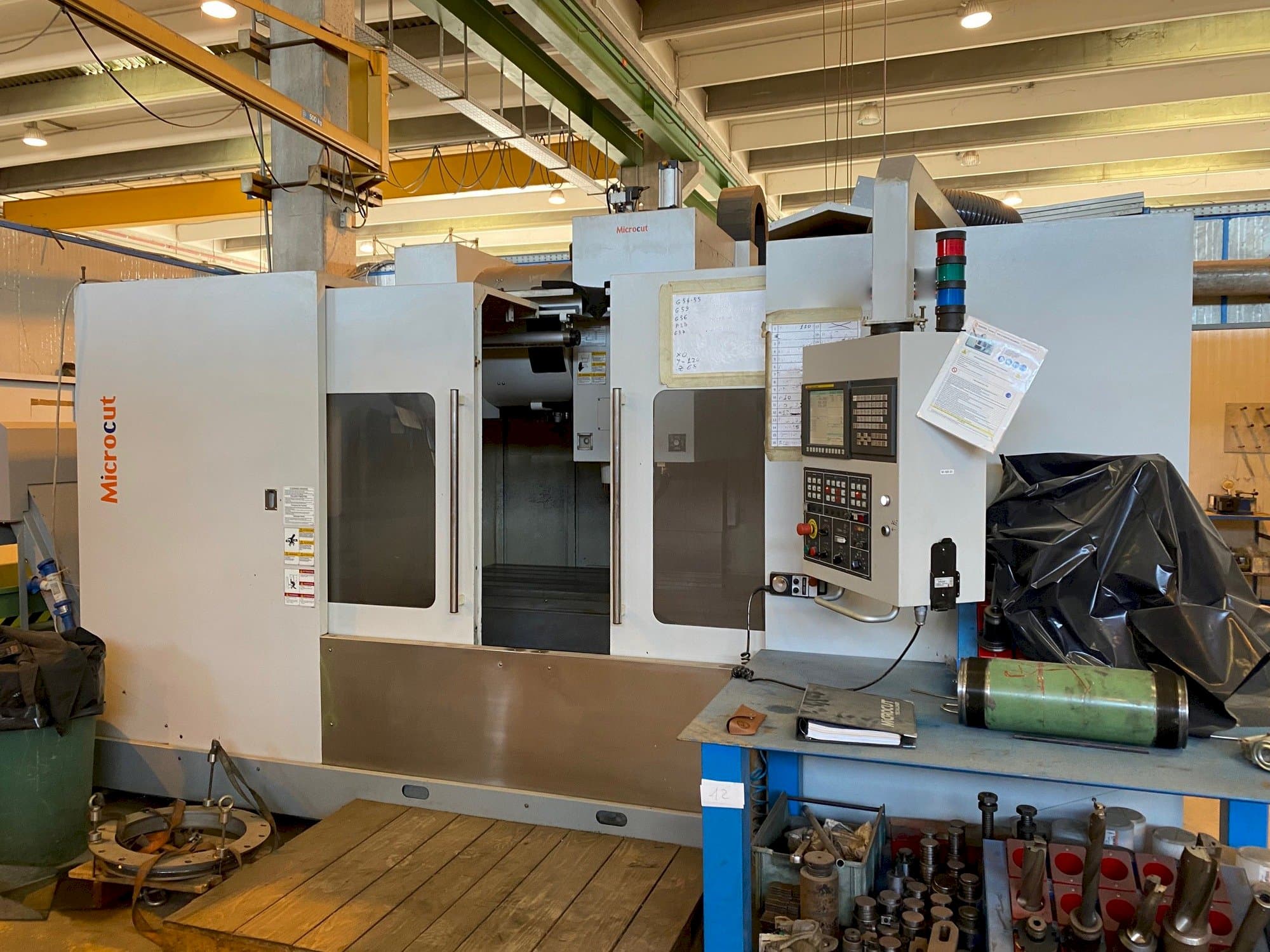 Vista frontal de la máquina MICROCUT VMC-1600F