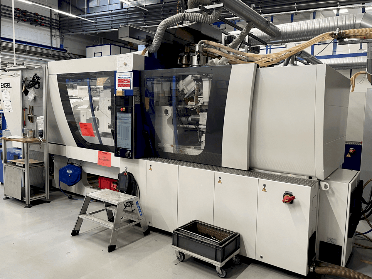 Vista frontal de la máquina Engel Victory 200H 60W 180