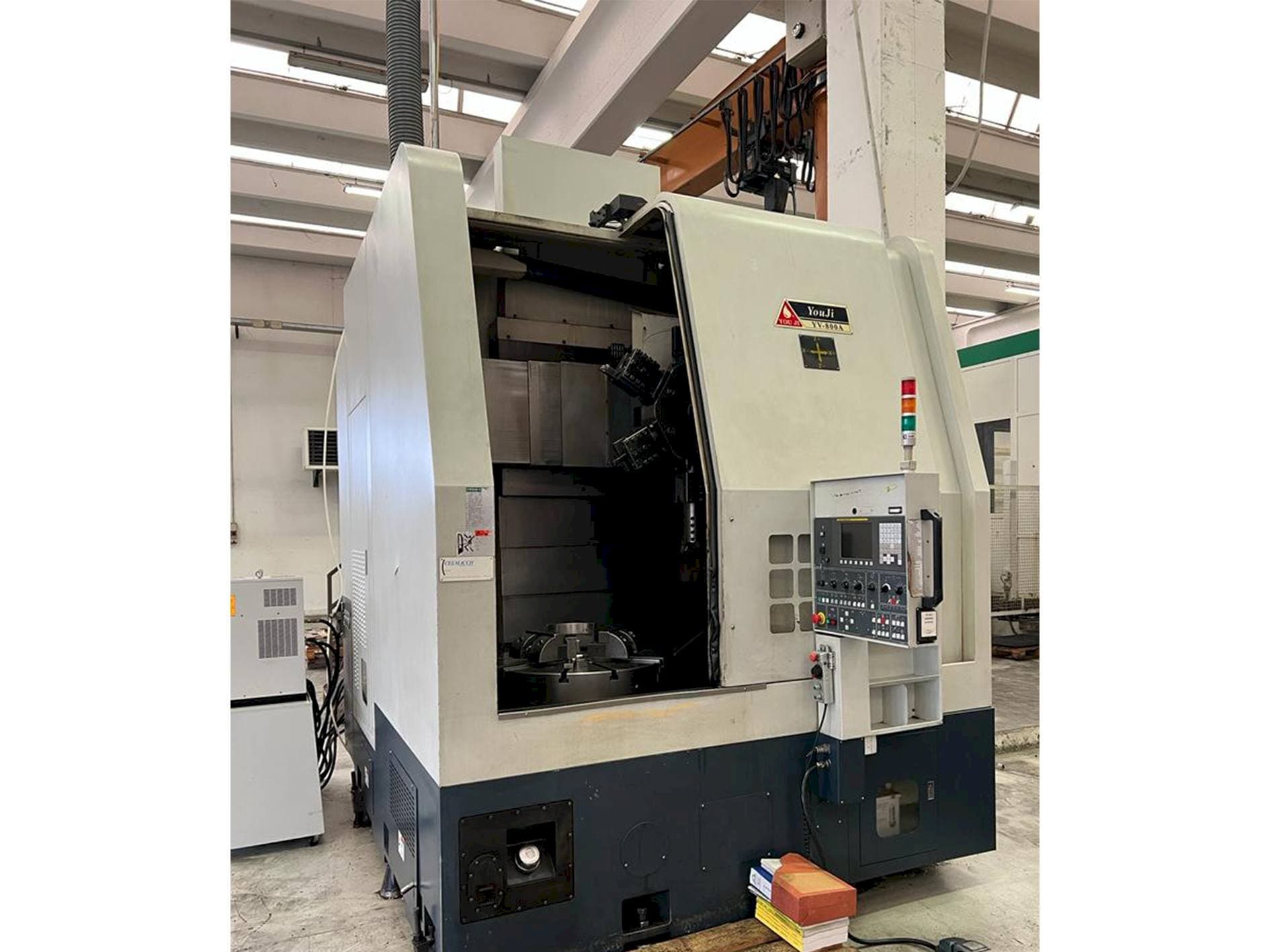 Vista frontal de la máquina YOU JI YV-800A