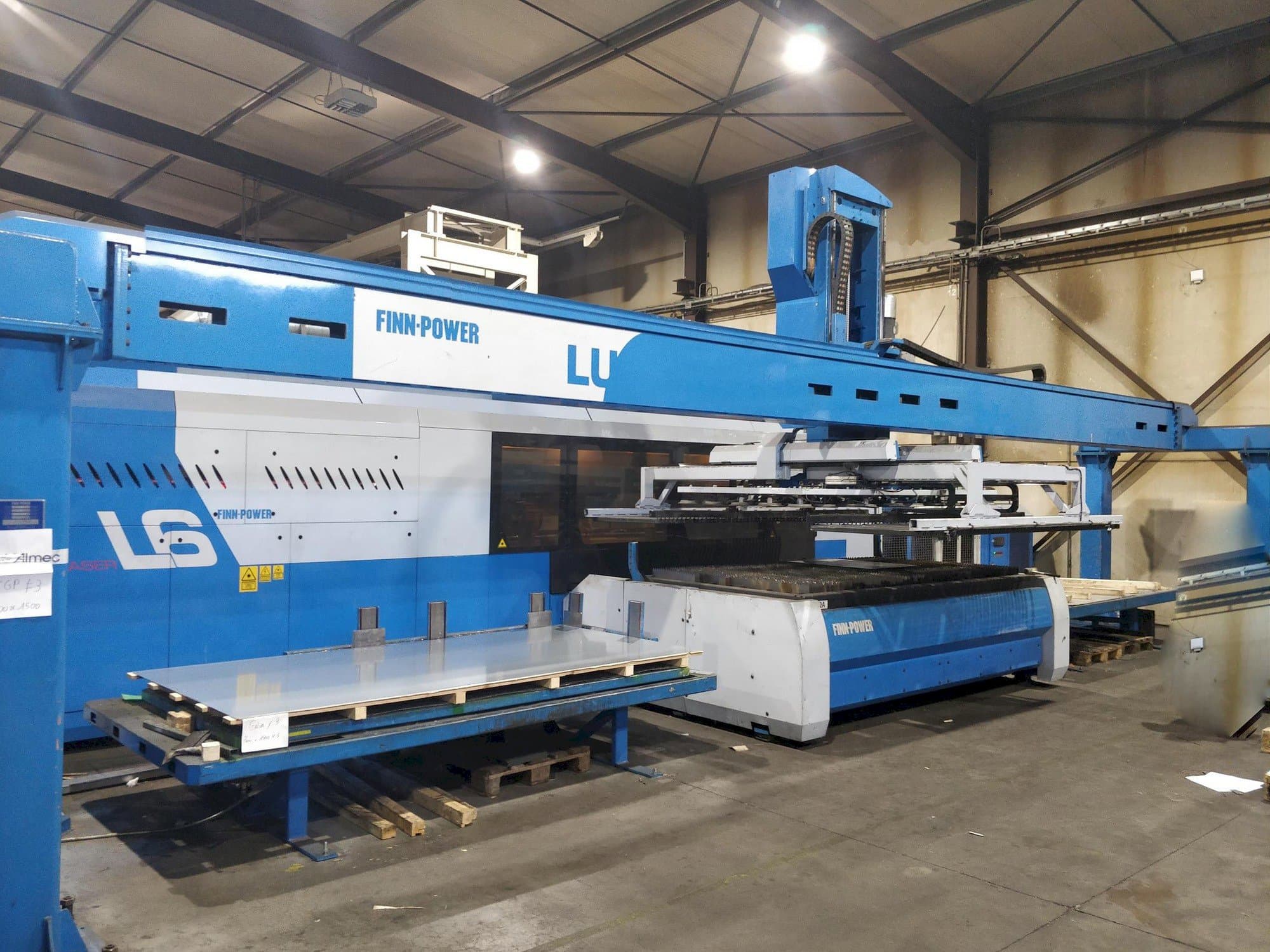 Vista frontal de la máquina Finn-Power L6