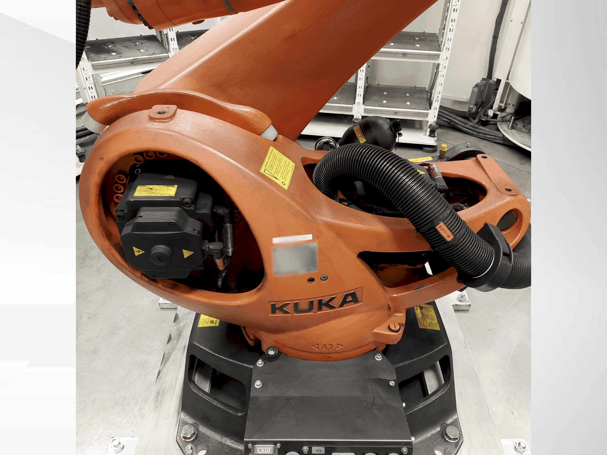 Vista frontal de la máquina KUKA KR 90 R2700 pro