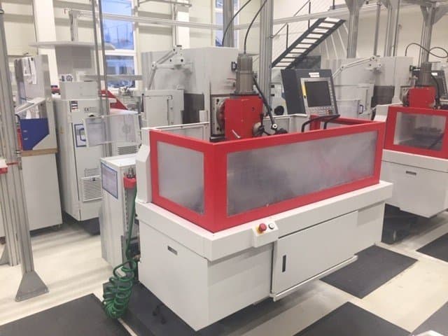 Vista frontal de la máquina EMCO Emcomat FB-450 MC