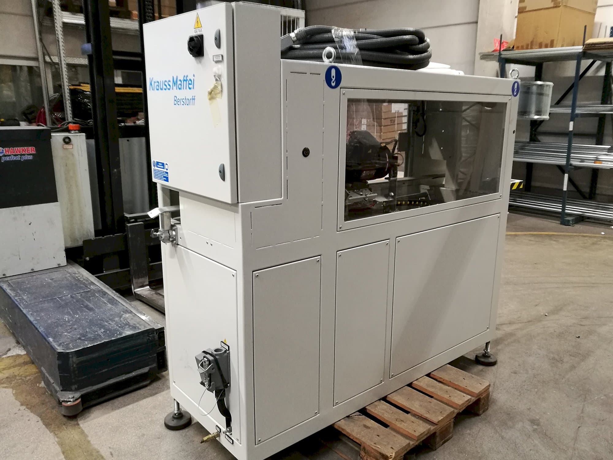 Vista izquierda de la máquina Krauss Maffei TL 63