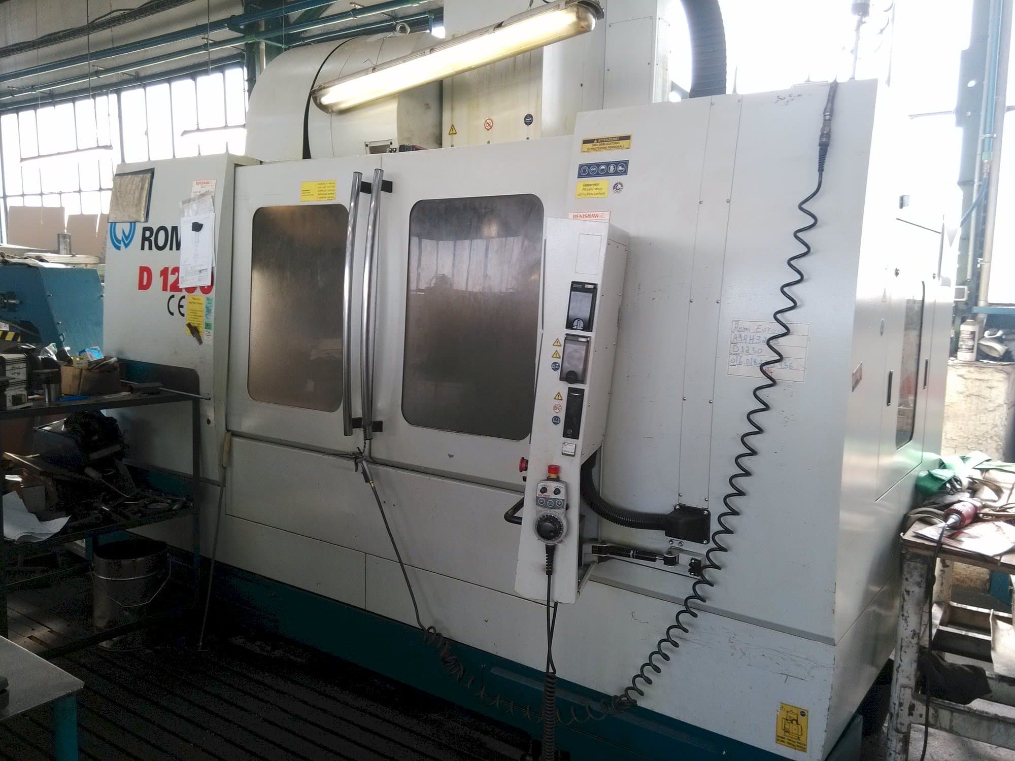 Vista frontal de la máquina Romi D 1250