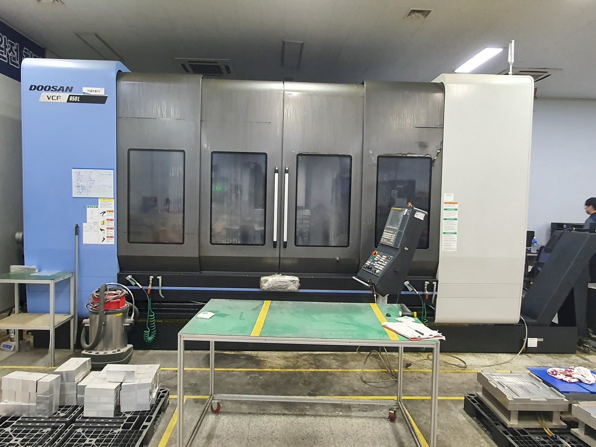 Vista frontal de la máquina Doosan VCF850L