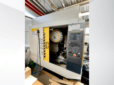 Vista frontal de la máquina FANUC ROBODRILL α-D21LiB5