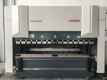 Vista frontal de la máquina Durma AD-S 30135