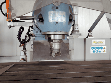 Vista frontal de la máquina Bernardo Variomill FU 2000E Servo