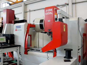 Vista frontal de la máquina ACRA AHSM 1000 L