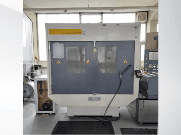 Vista frontal de la máquina FANUC Robocut Alpha 1C