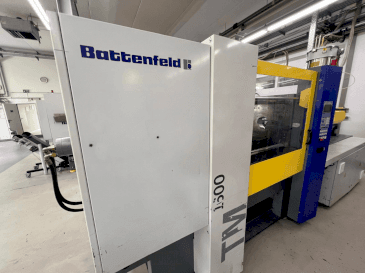 Vista frontal de la máquina Battenfeld TM 1600/1000