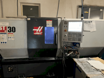 Vista frontal de la máquina HAAS ST-30
