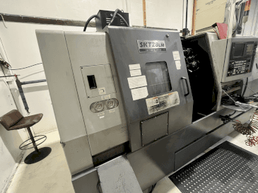 Vista frontal de la máquina Hyundai Kia SKT 28 LM