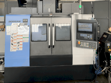 Vista frontal de la máquina DOOSAN DNM 4500