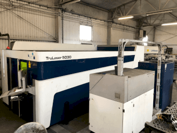 Vista frontal de la máquina TRUMPF Trulaser 5030 Fiber