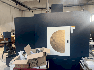 Vista frontal de la máquina Johnford Dart VMC 1000A HI TECH