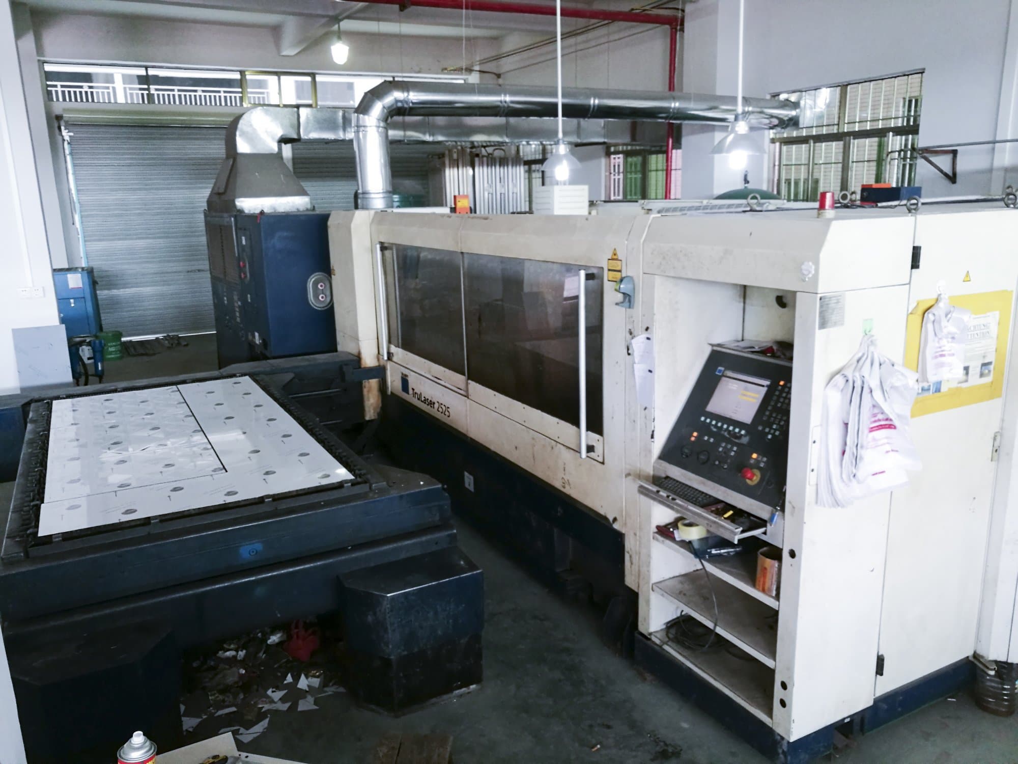 Vista derecha de la máquina Trumpf TruLaser 2525