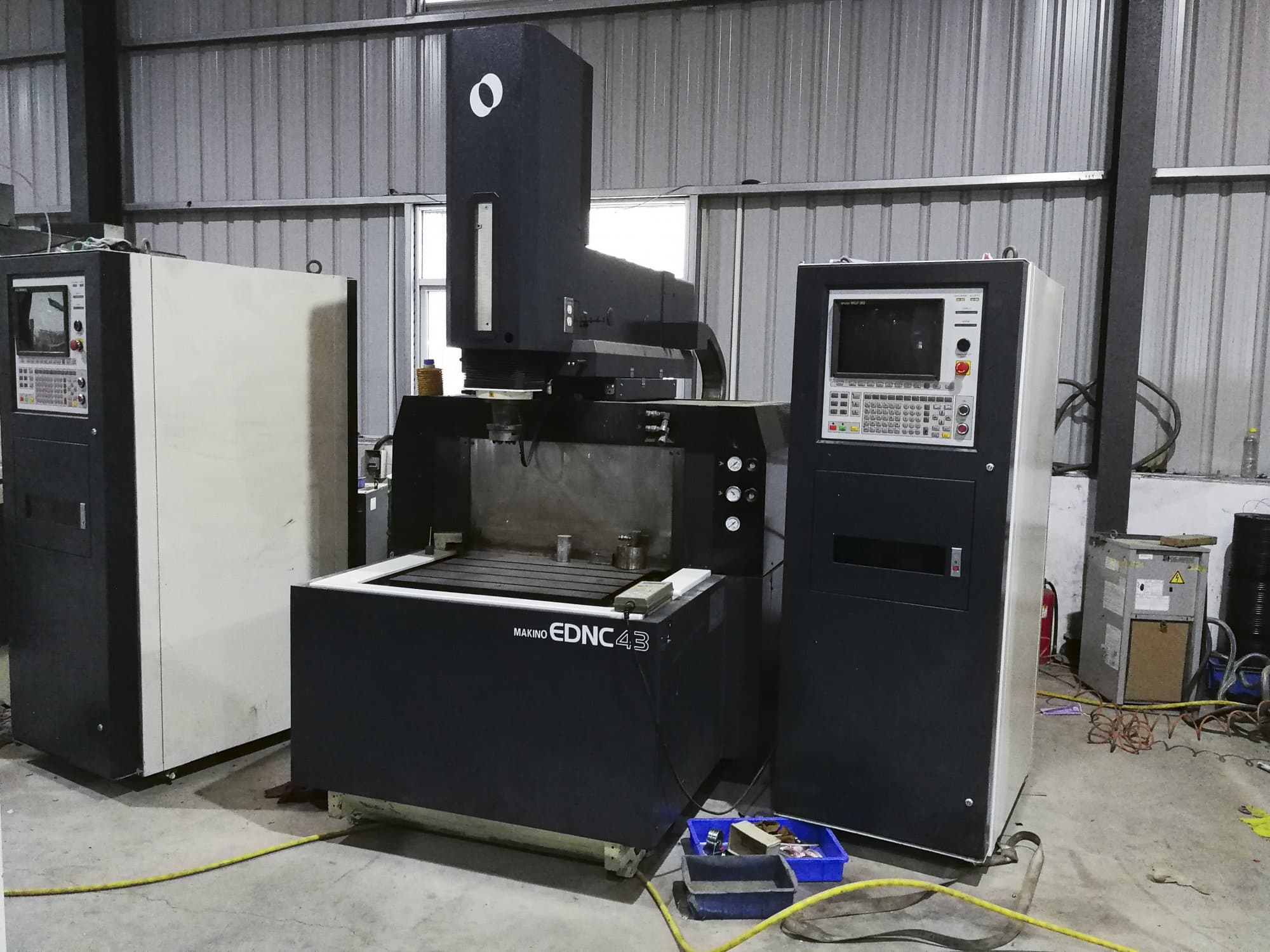 Vista frontal de la máquina Makino EDNC43