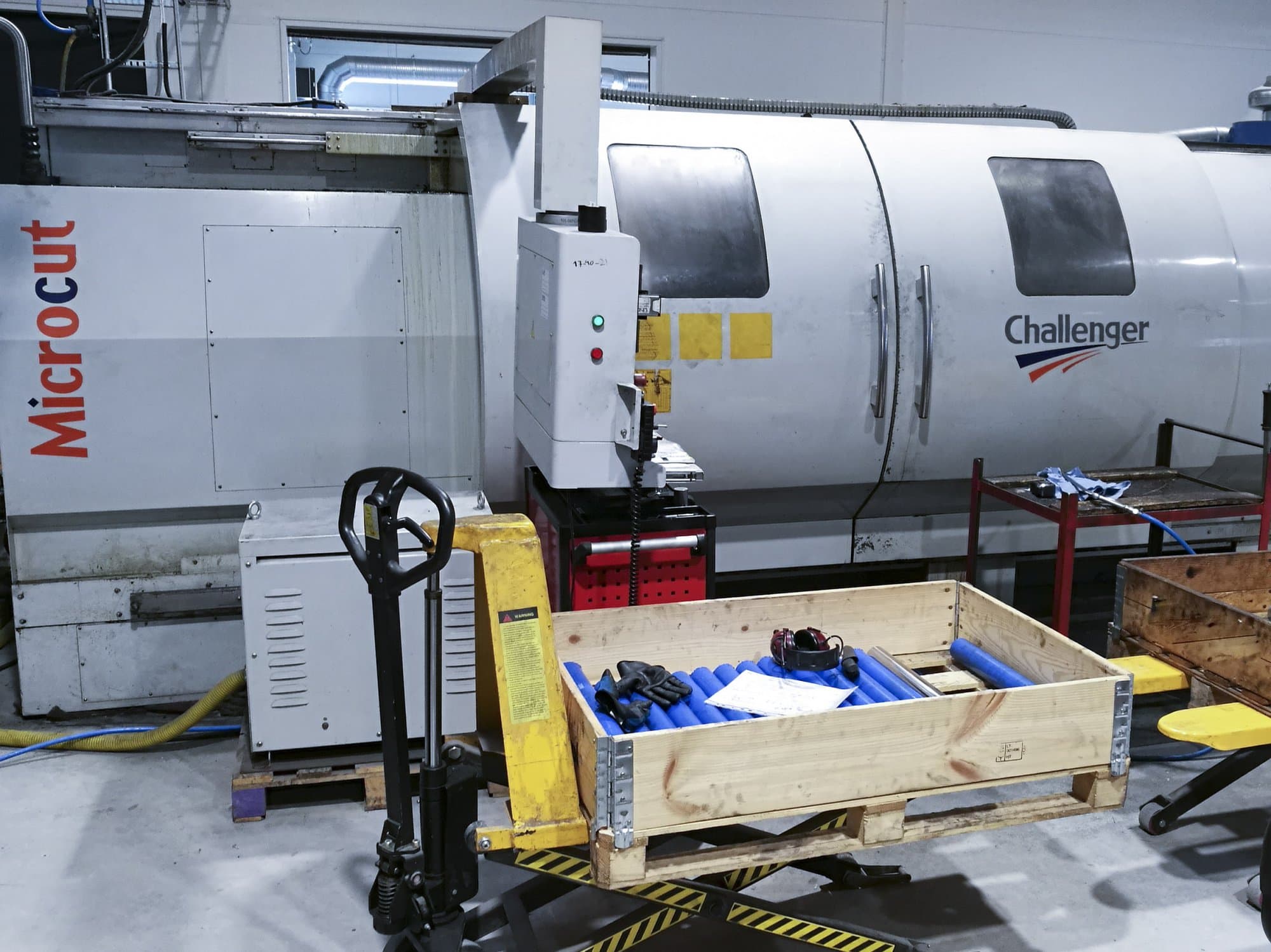 Vista frontal de la máquina MICROCUT BNC-30160X