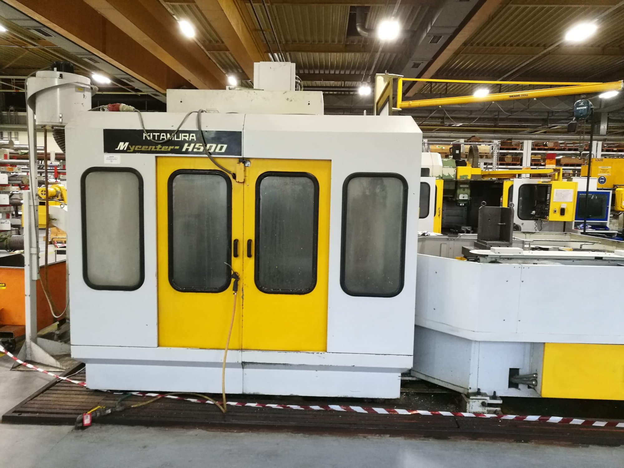 Vista frontal de la máquina Kitamura Mycenter H500