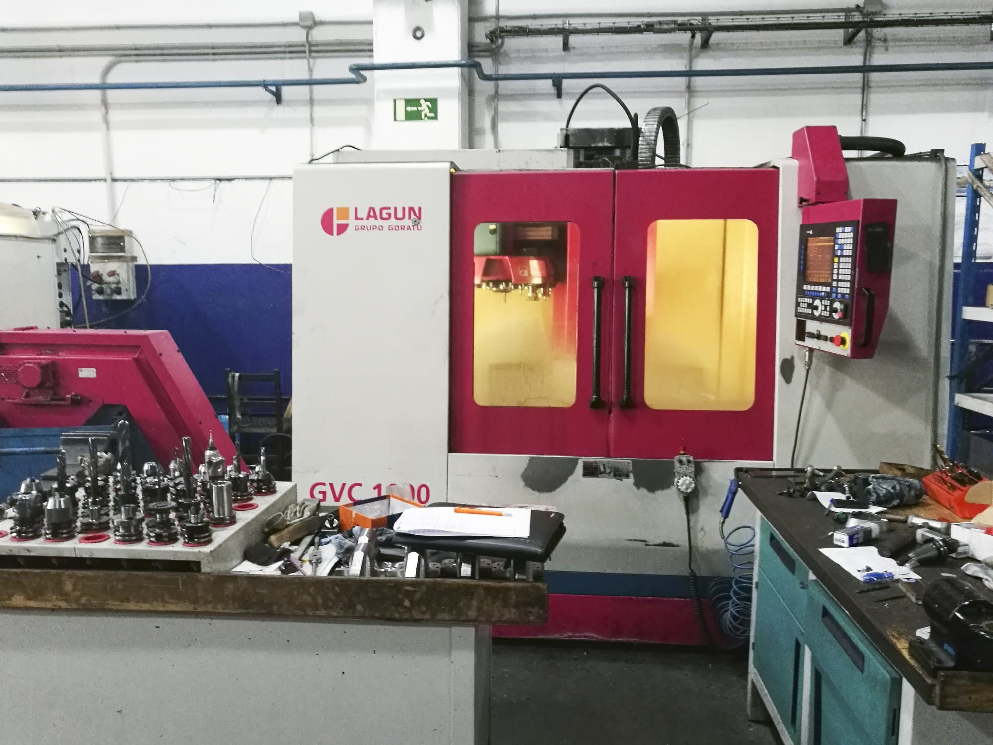 Vista frontal de la máquina Lagun GVC 1000