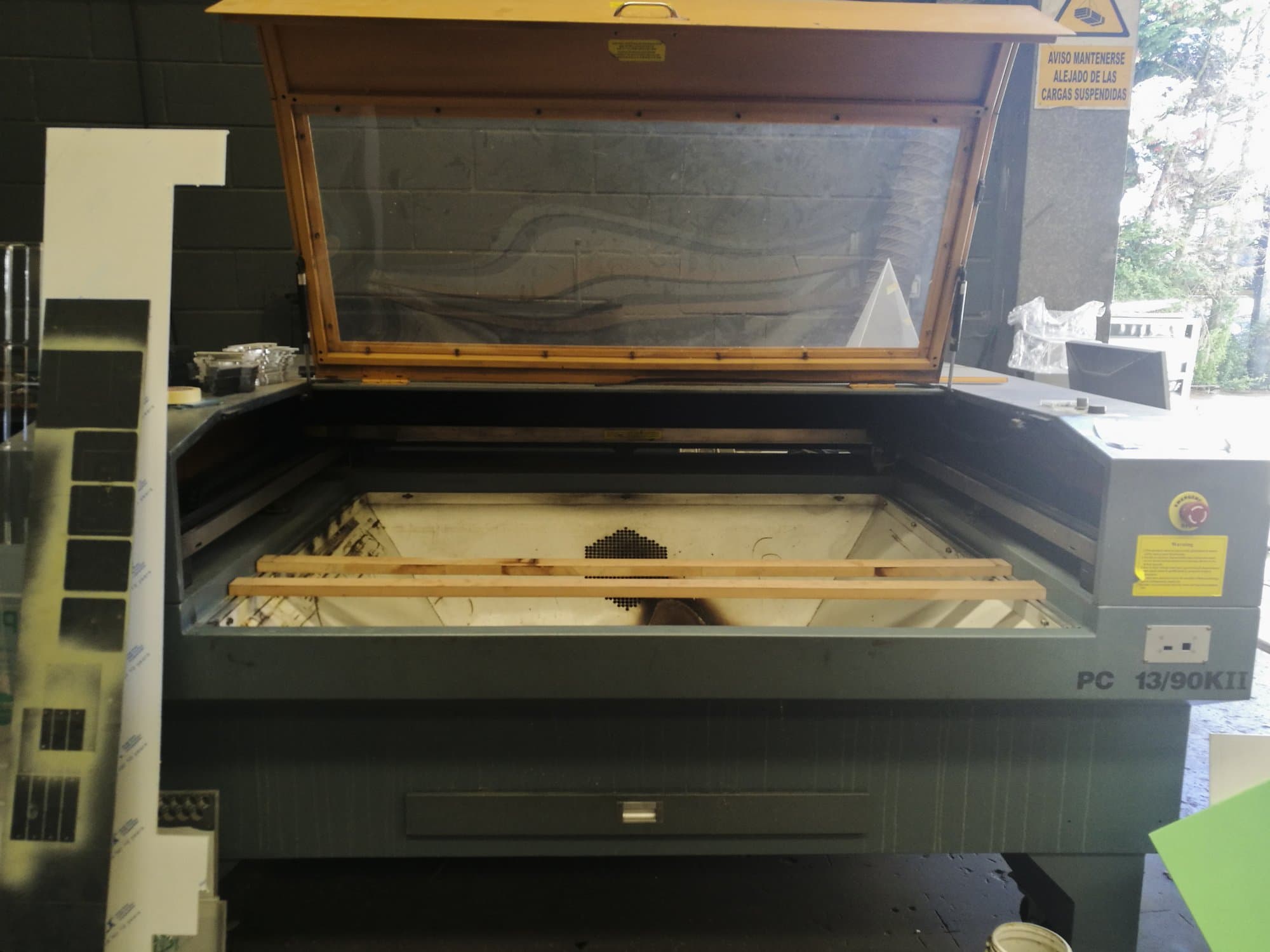 Vista frontal de la máquina PC 13/90KII